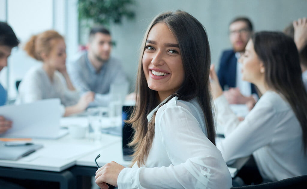 genz-diskuterar-arbetsplats.jpg Generation Z diskuterar avancerad teknik på en flexibel arbetsplats